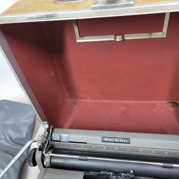 Vintage Royal Typewriter Quiet De Luxe Gray Magic with Portable Case Mid Century - Picture 8 of 16